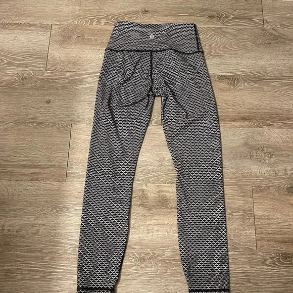Lululemon Align Crops 21" Monochromatic Ice Grey size 4 leggings - Picture 4 of 8